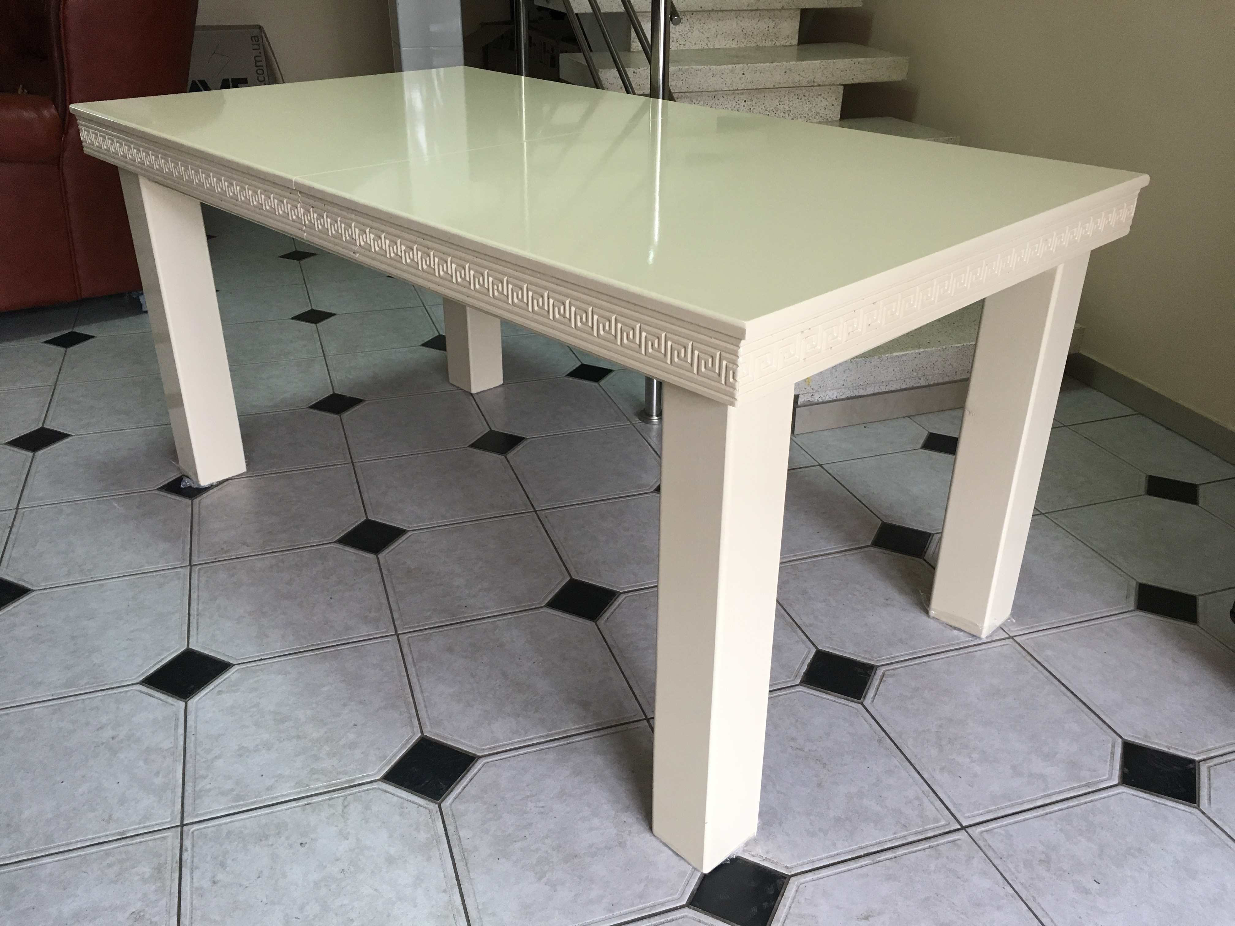 Стіл із натурального дерева Закарпаття від виробника. Модель «Версаче (слонова кістка)»